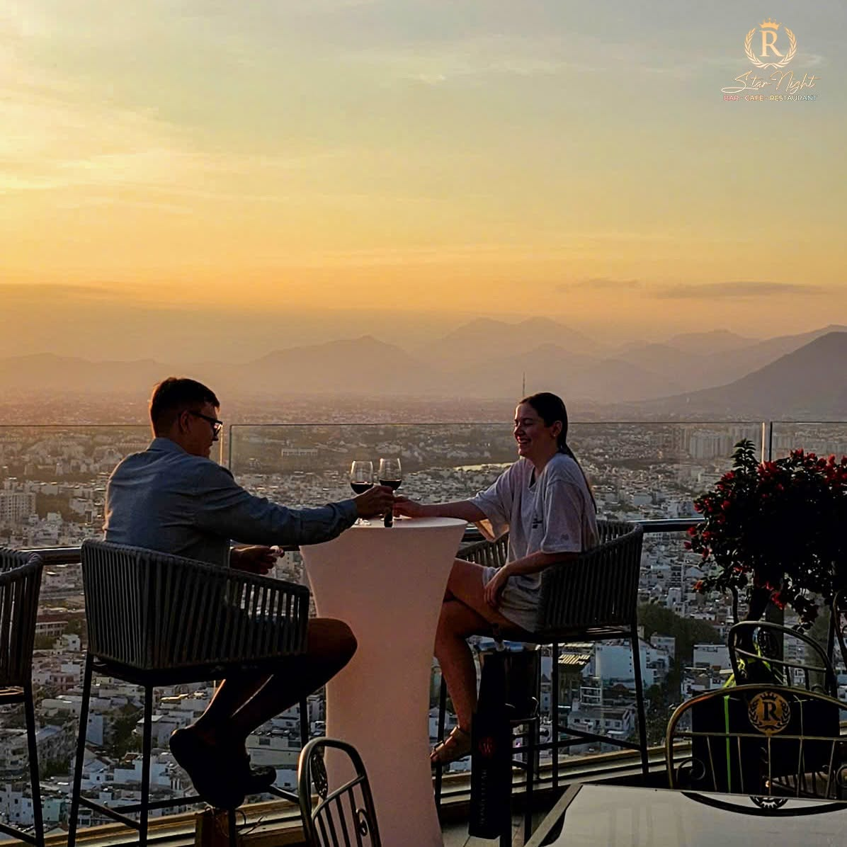 Cặp đôi cụng ly ngắm hoàng hôn tại rooftop Star Night
