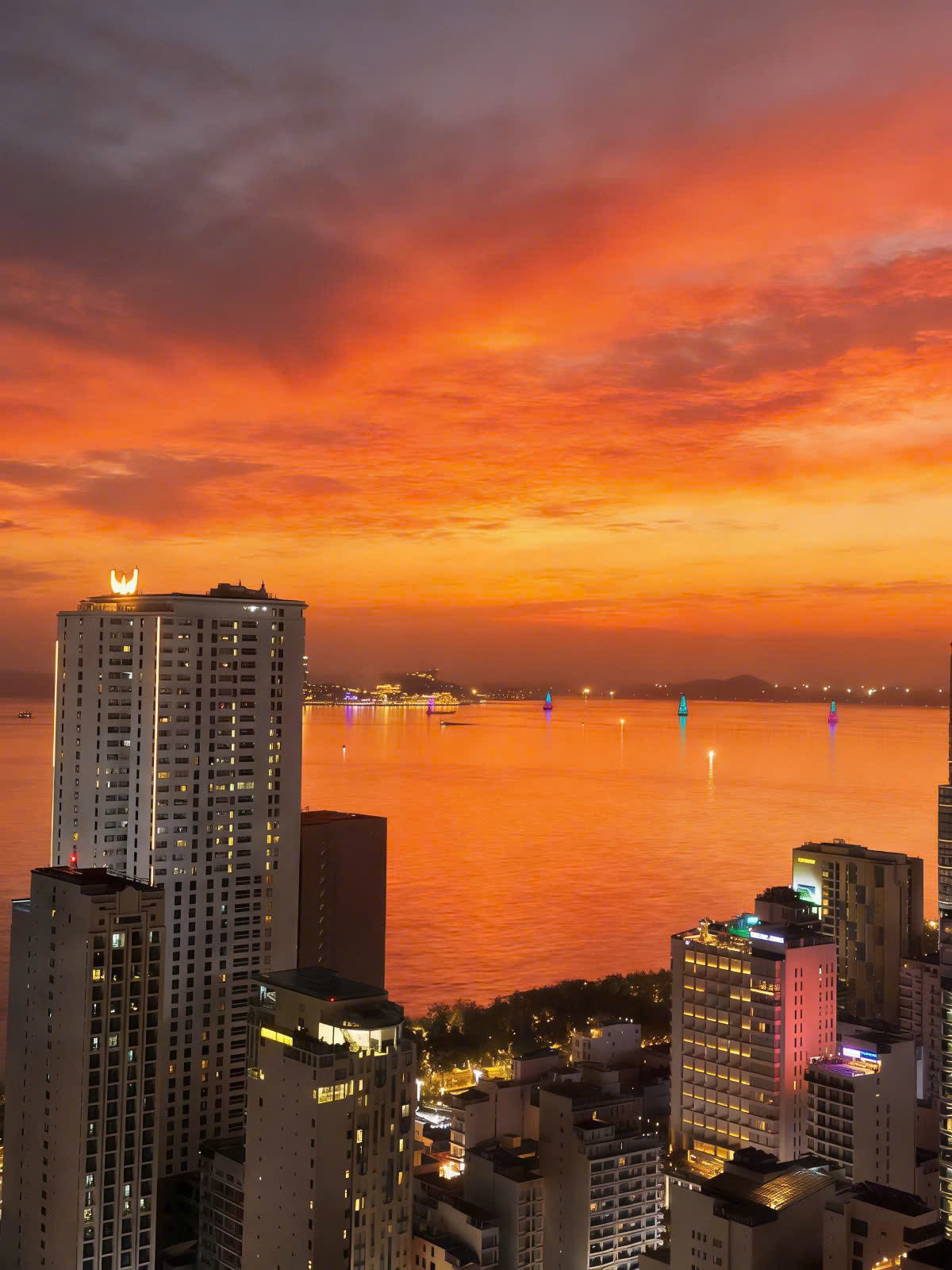 Hoàng hôn đỏ rực trên vịnh Nha Trang