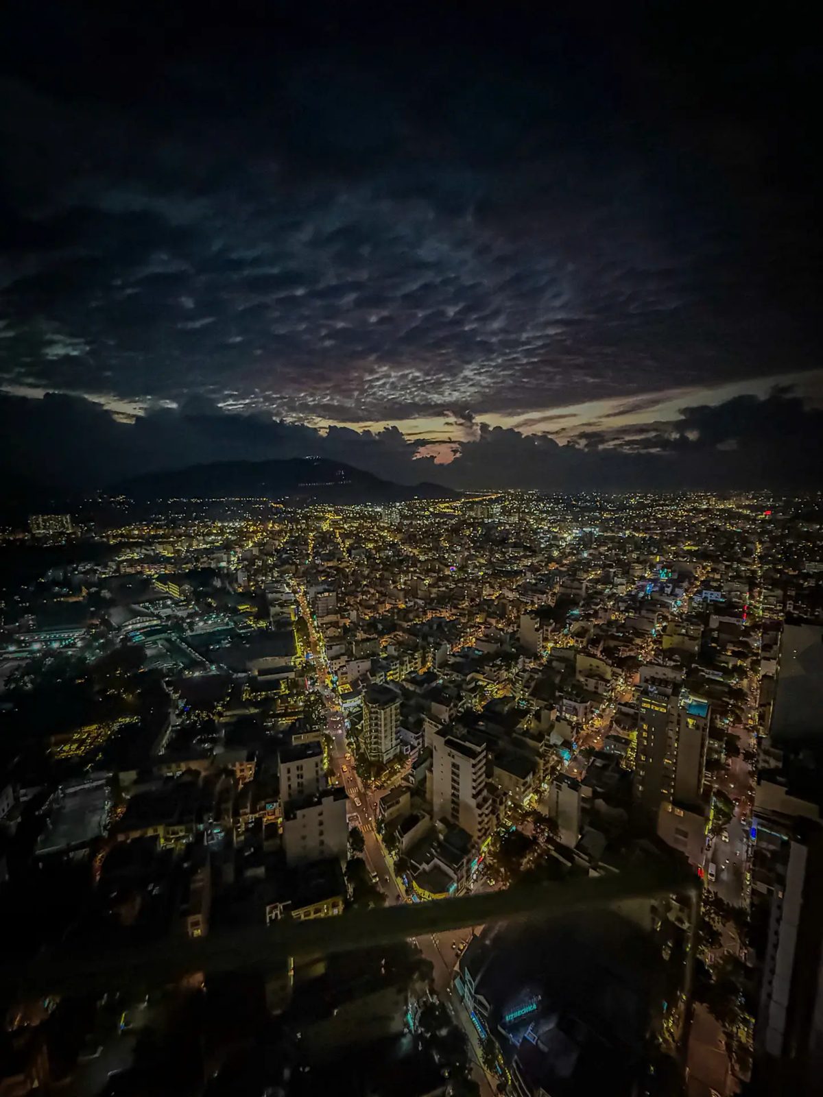 Thành phố Nha Trang về đêm từ tầng 40