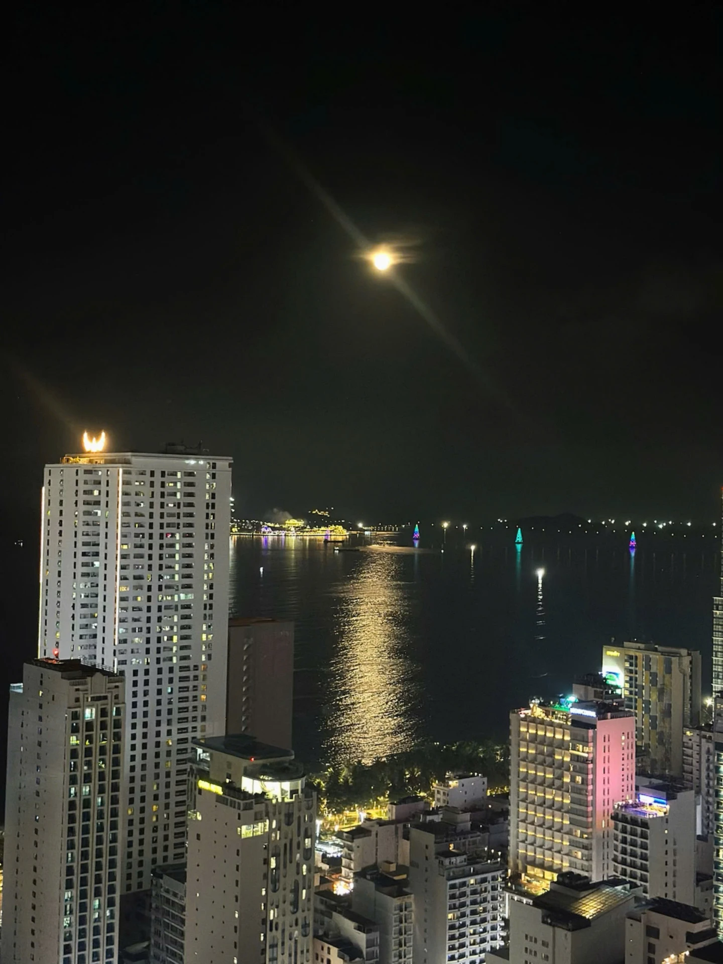 Trăng sáng trên vịnh Nha Trang về đêm