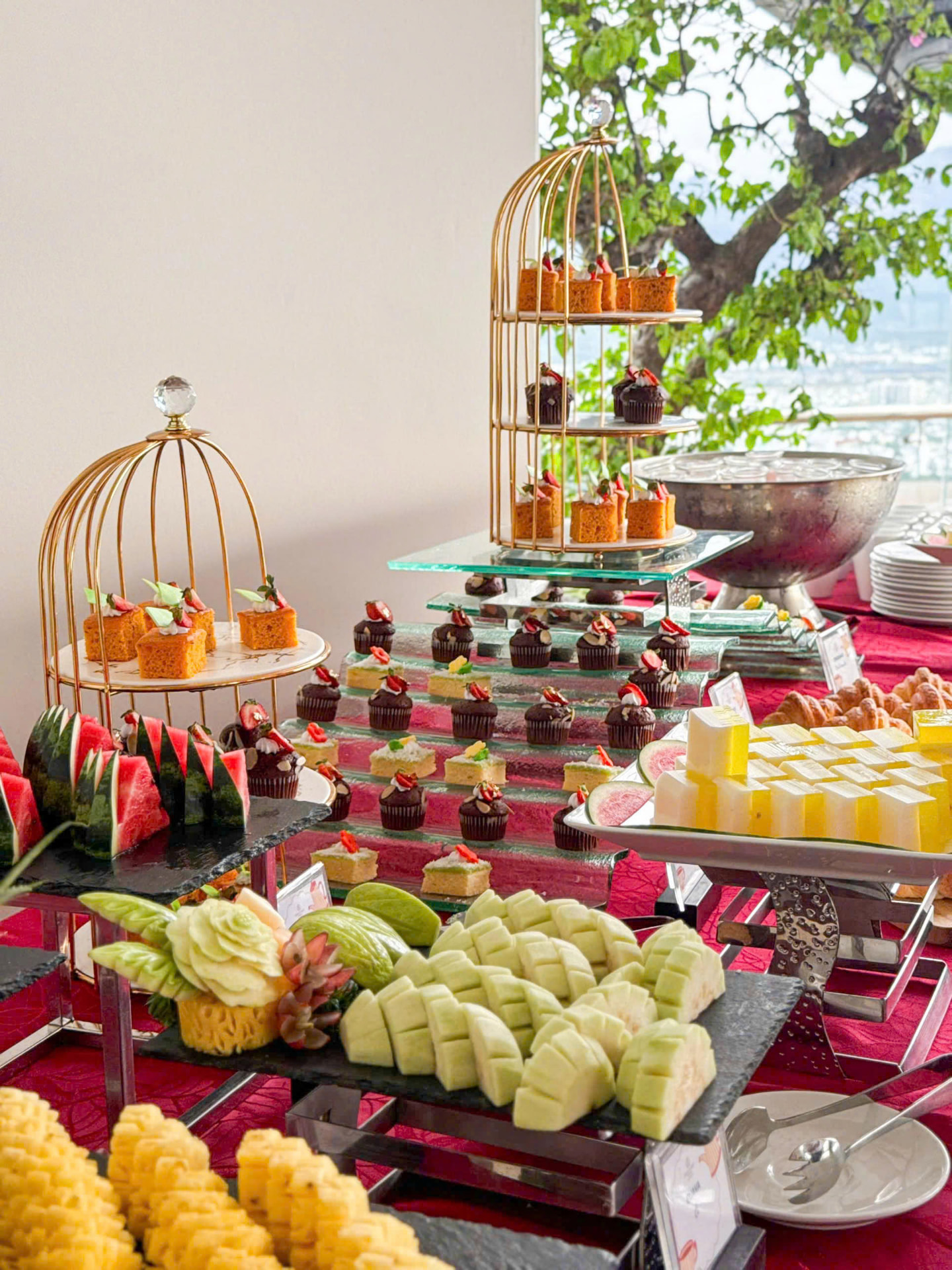 Bàn buffet bánh ngọt và trái cây tầng 40