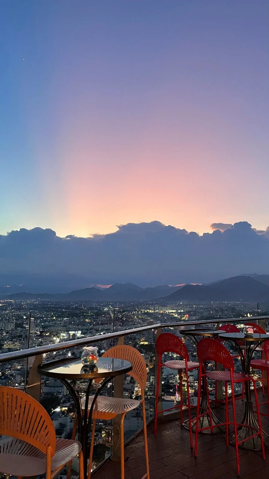Hoàng hôn hồng tím trên núi từ rooftop