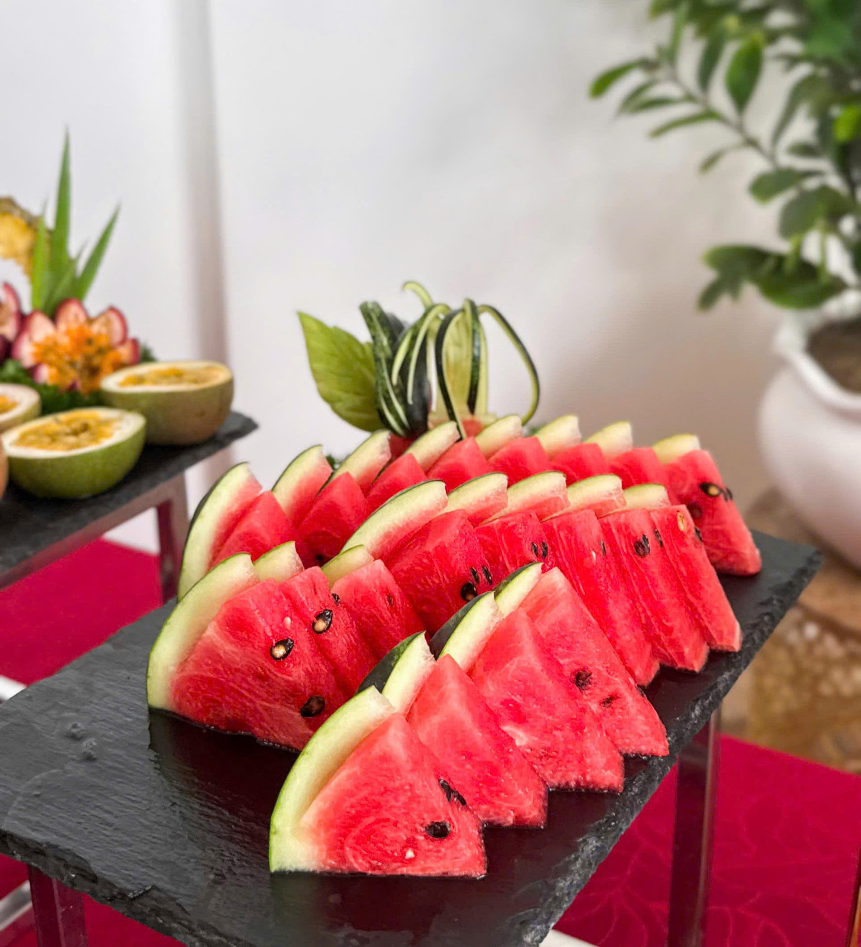 Dưa hấu cắt lát trên khay đá