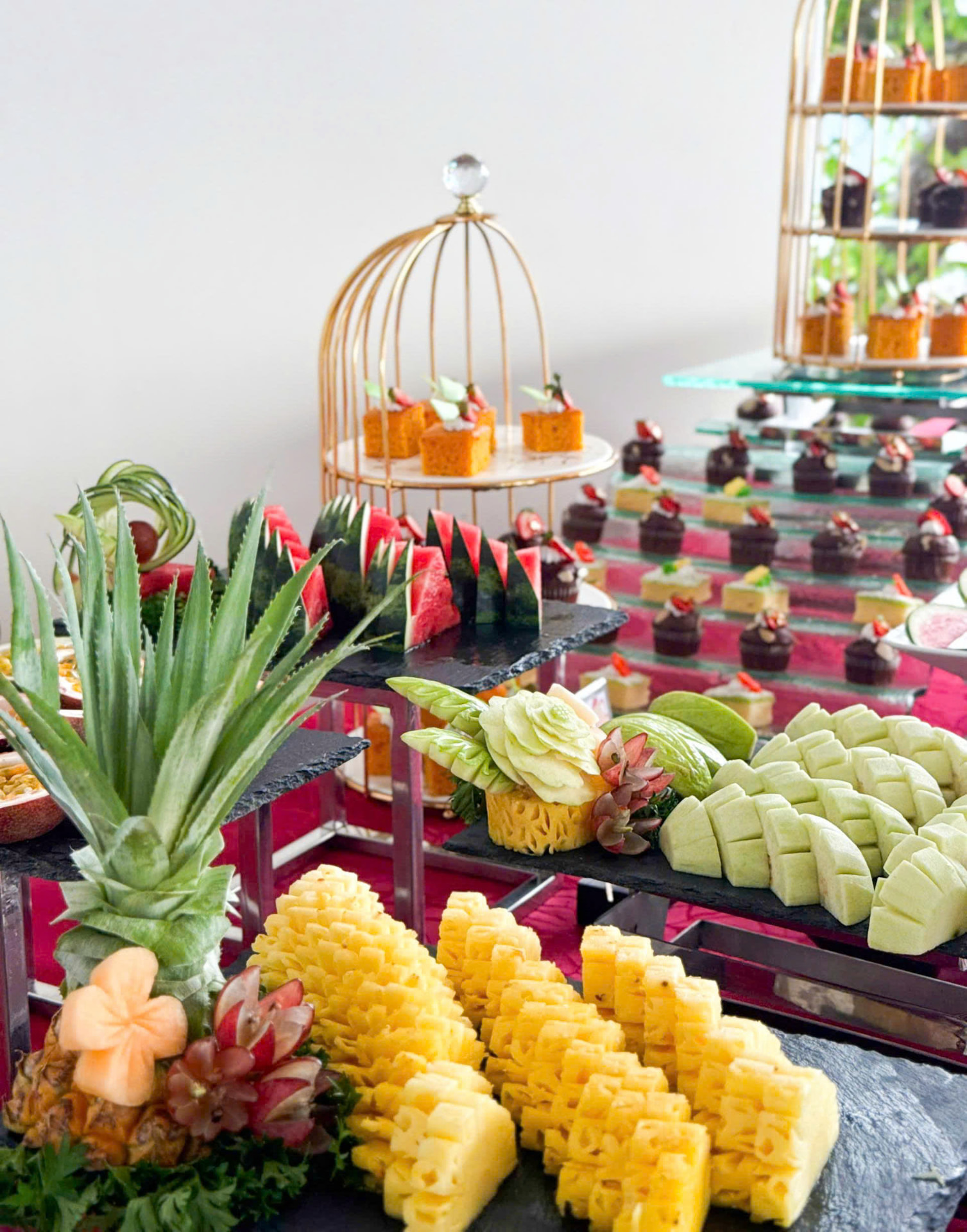 Buffet trà chiều với trái cây tỉa nghệ thuật