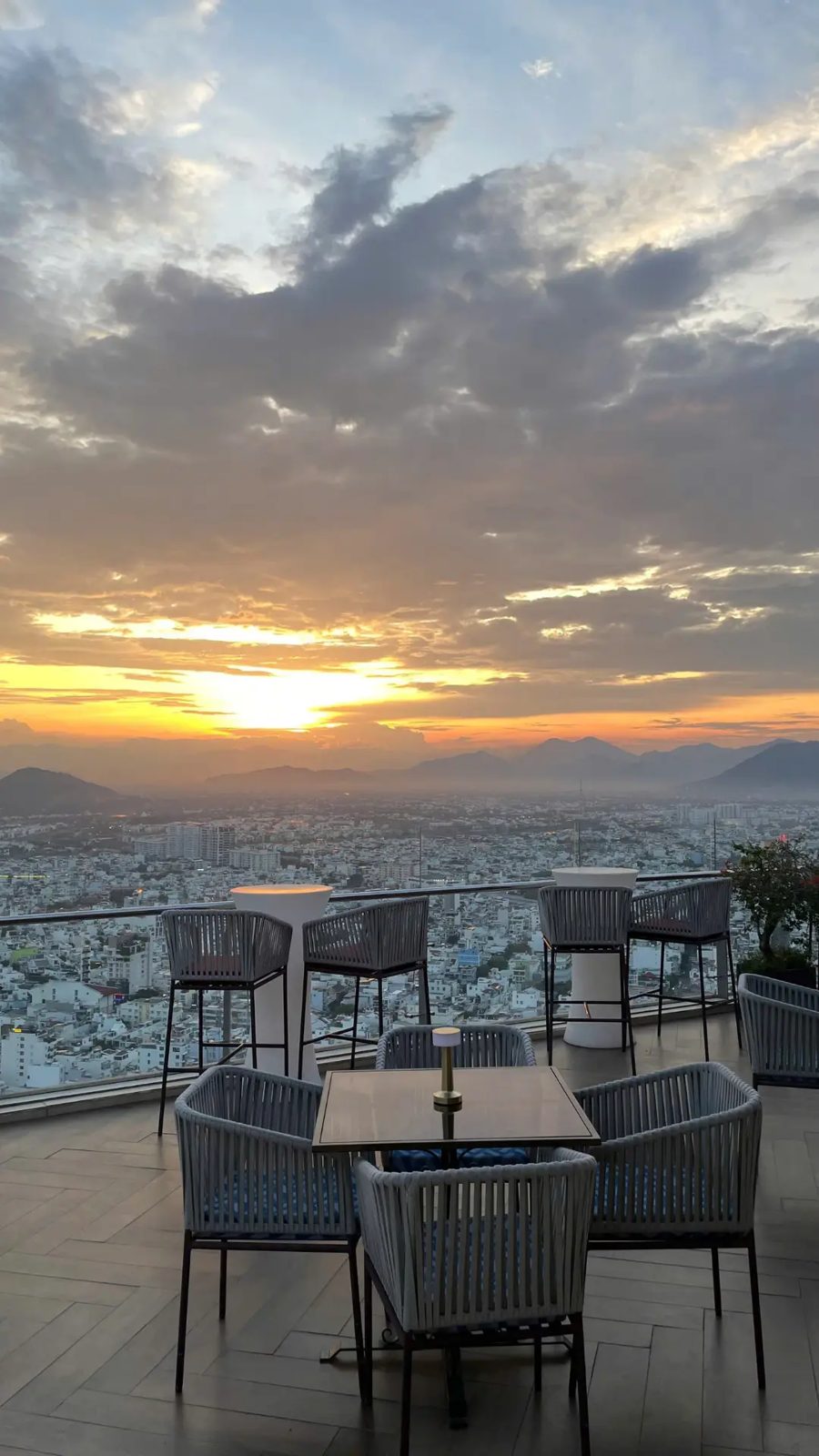 Khu ghế lounge ngắm hoàng hôn