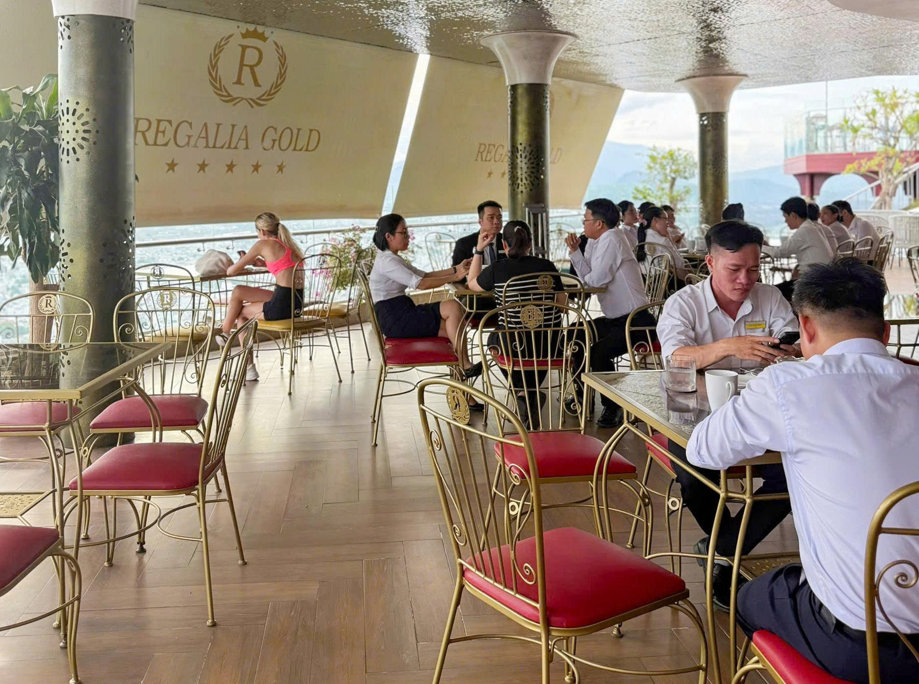 Khu ngồi ngoài trời Regalia Gold tầng 40