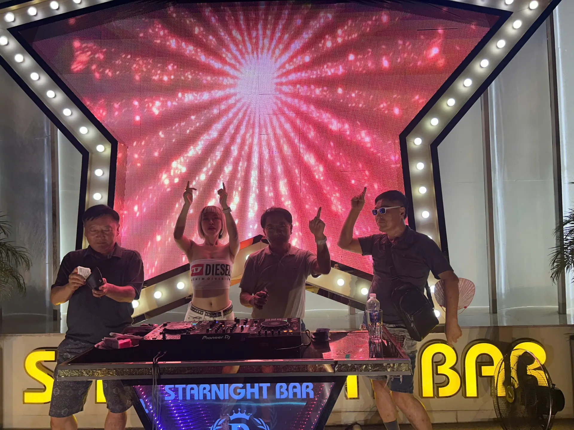 DJ Night sôi động cùng khách tại Star Night