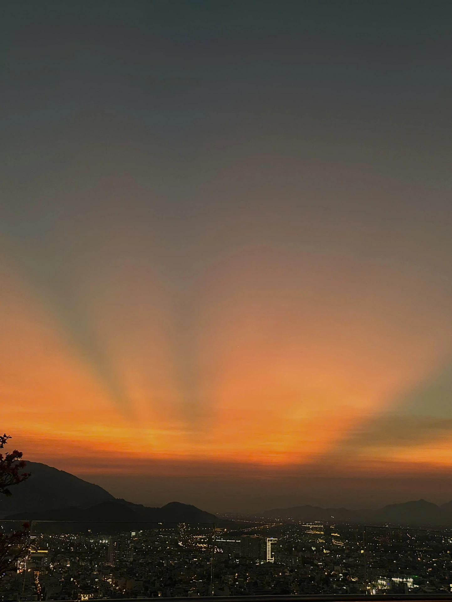 Hoàng hôn rực cam sau dãy núi