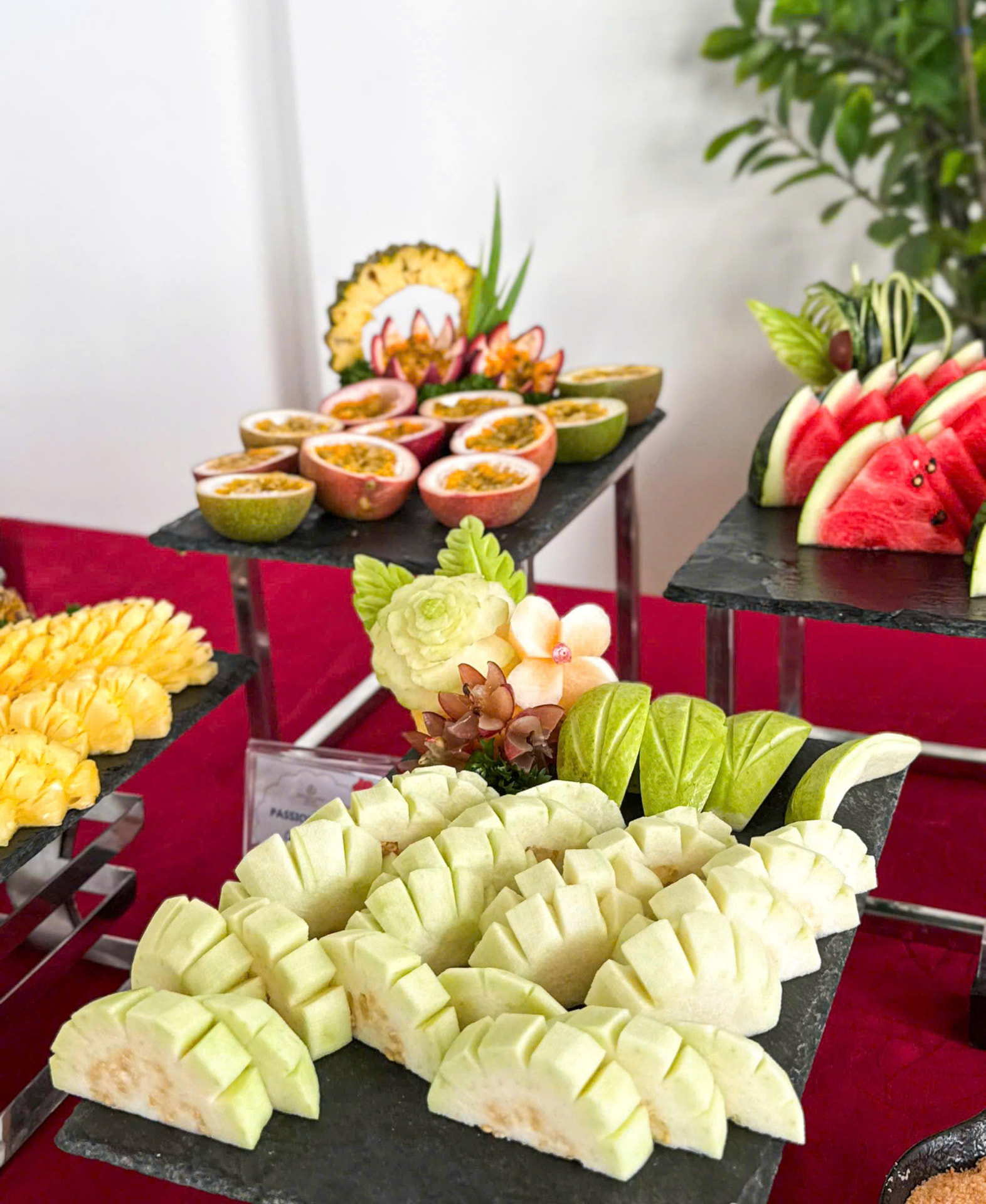 Trái cây tươi tỉa hoa trong buffet trà chiều