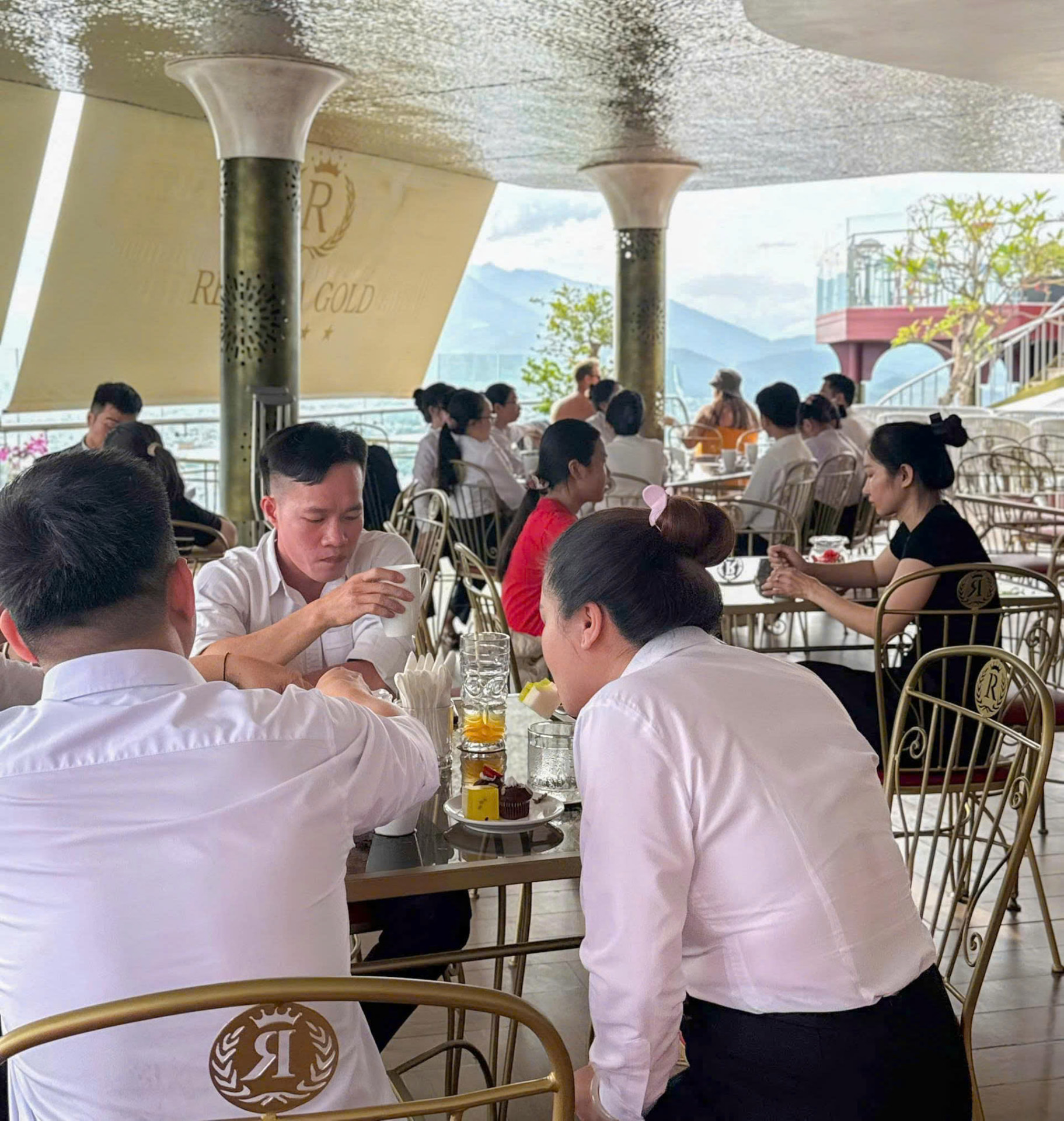 Khách thưởng thức cafe view núi và biển
