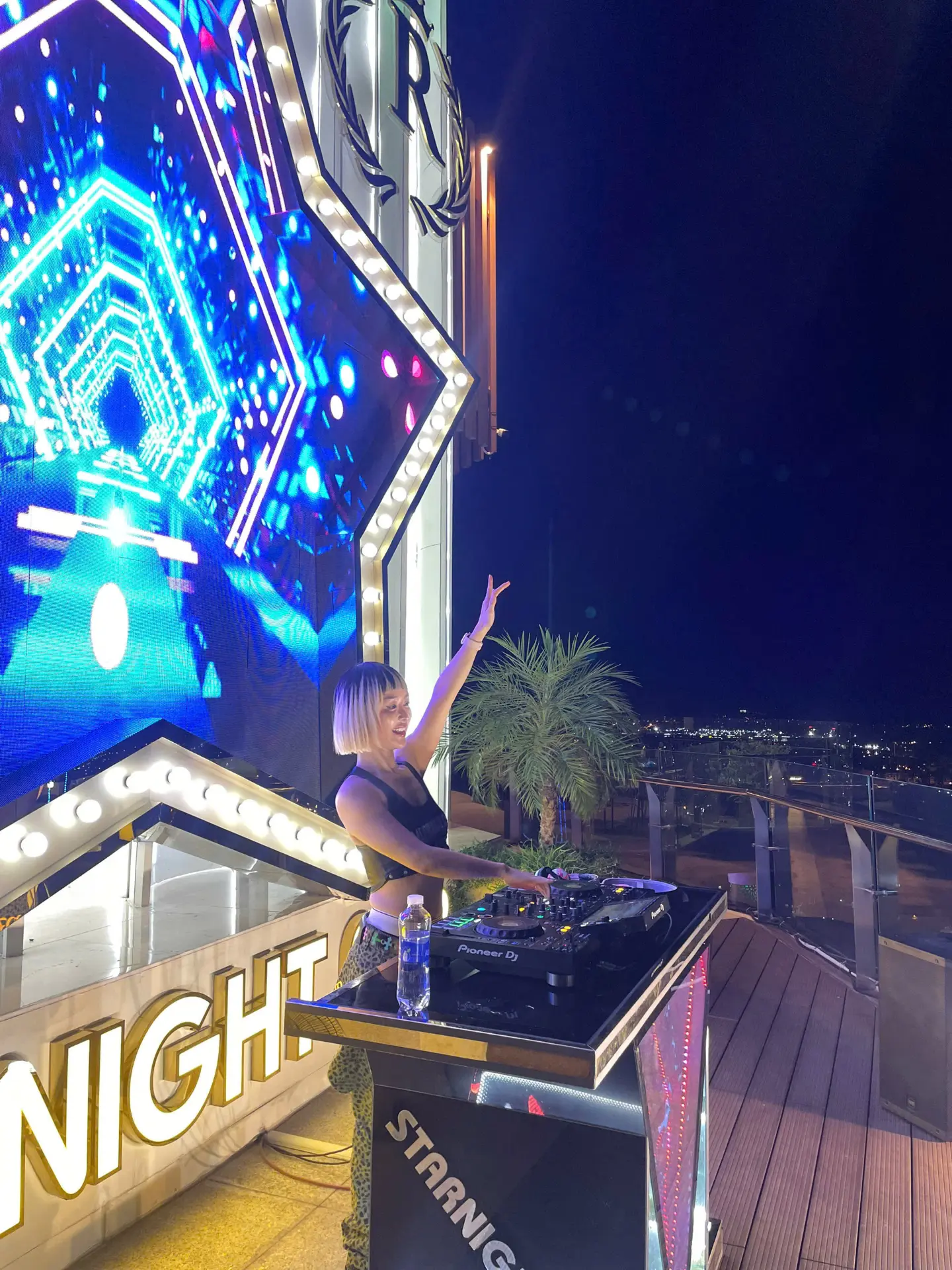 DJ biểu diễn tại sân khấu Star Night