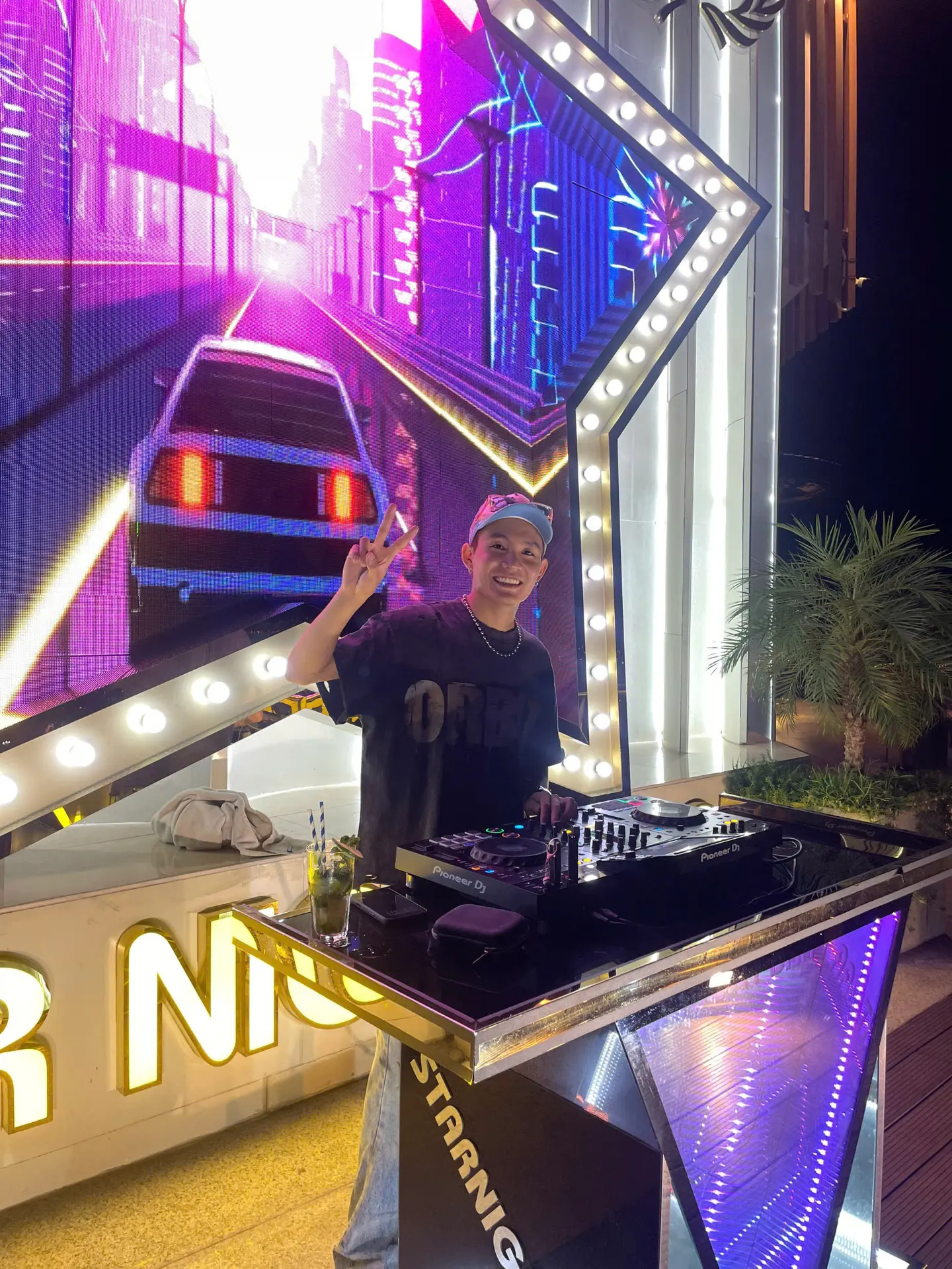 DJ nam biểu diễn tại sân khấu Star Night
