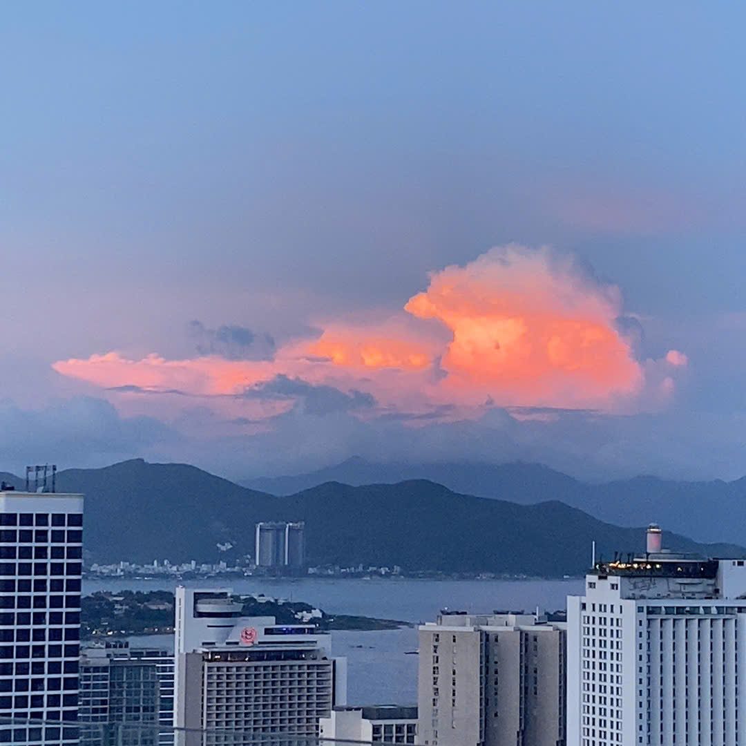 Mây hồng trên vịnh Nha Trang