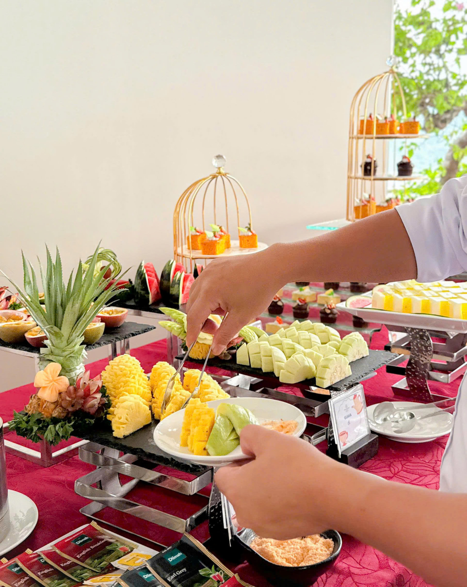 Khách lấy trái cây tại buffet trà chiều