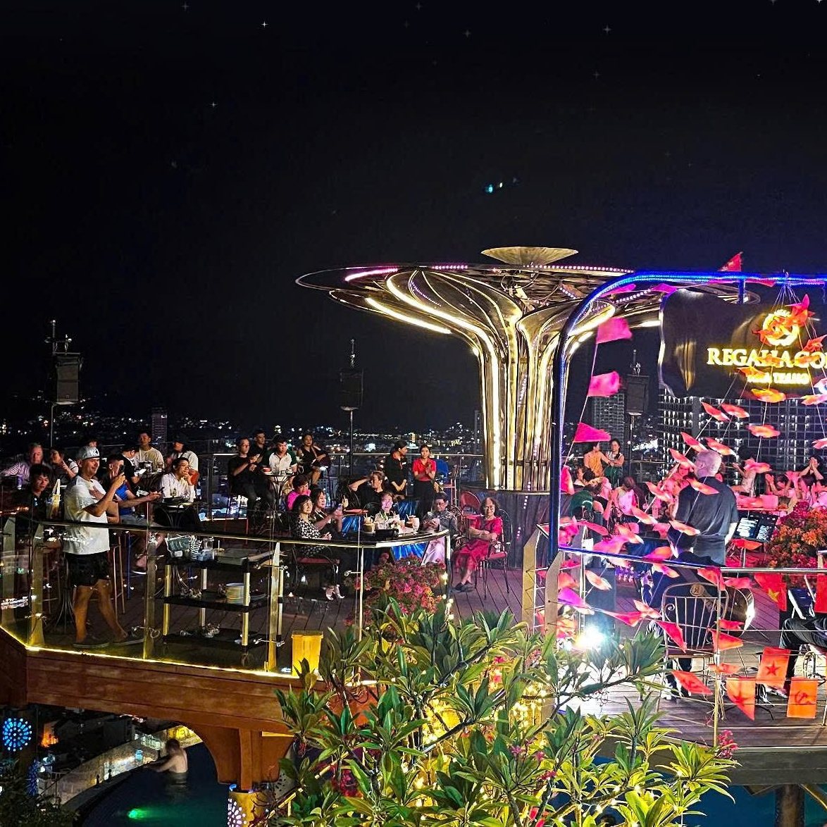 Sân thượng Star Night lên đèn với khu bàn bar nhìn ra phố