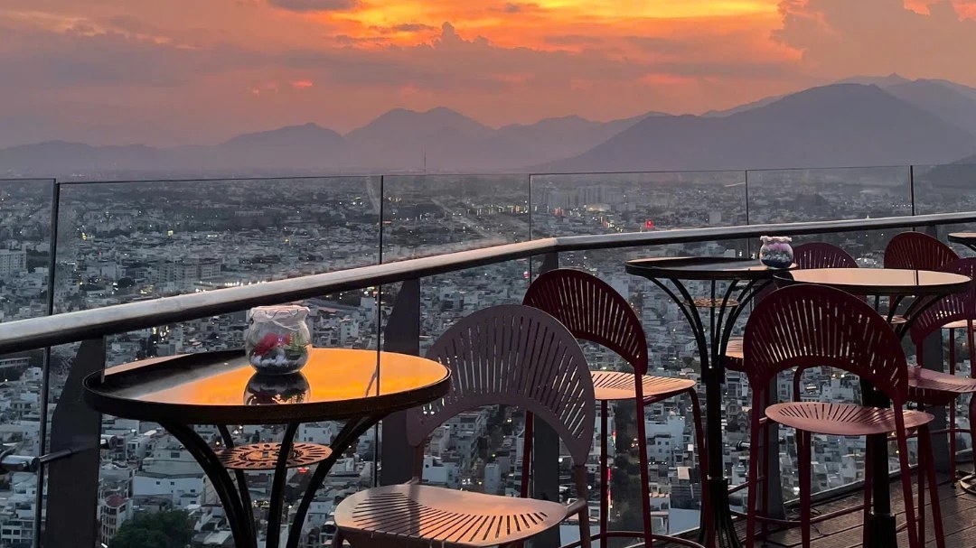 Toàn cảnh sân thượng Star Night lúc hoàng hôn, bàn ghế hướng ra thành phố biển Nha Trang